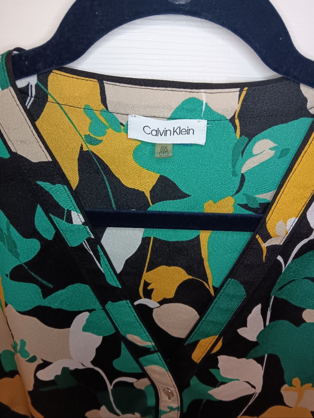 Calvin Klein Floral V-Neck Button Front 3/4 Sleeve Blouse - Picture 2 of 8